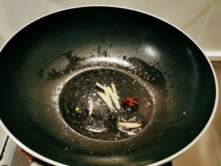 红烧鱼头,起油锅放入食用油，油热后放入八角和姜丝炒出香味。