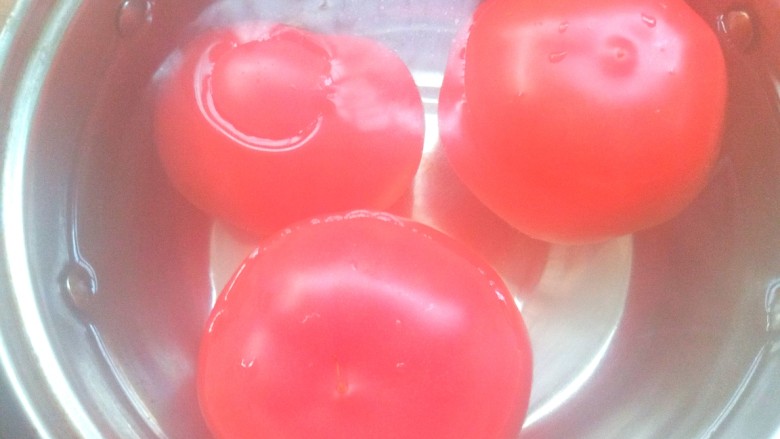 西红柿炖牛肉,用开水烫一下