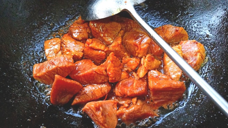 西红柿炖牛肉,放入牛肉翻炒均匀