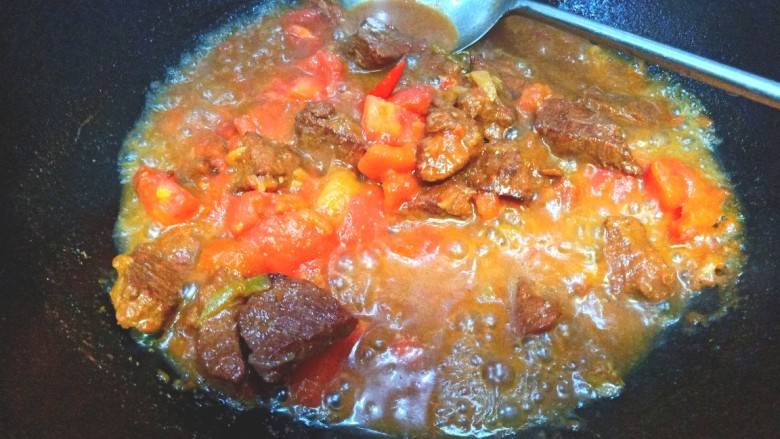 西红柿炖牛肉,最后大火至汤汁浓稠即可