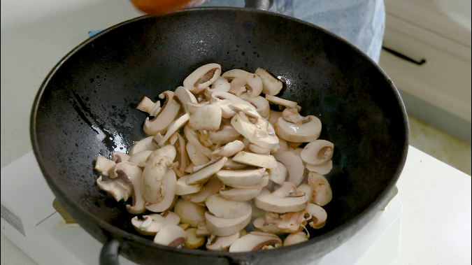 芦笋炒口蘑,下口蘑炒至微黄出汁后下芦笋翻炒