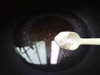 凉拌芦笋,锅中放入适量的水，加1勺的盐