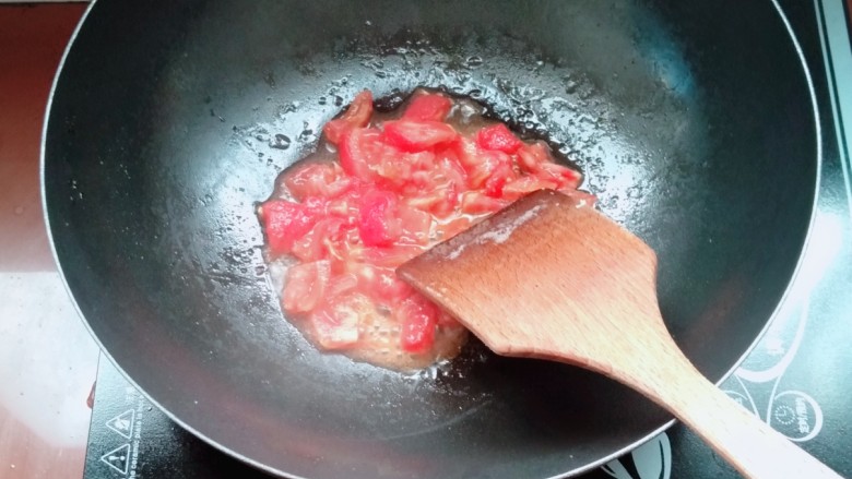 番茄米线,锅烧热放油下番茄炒一会