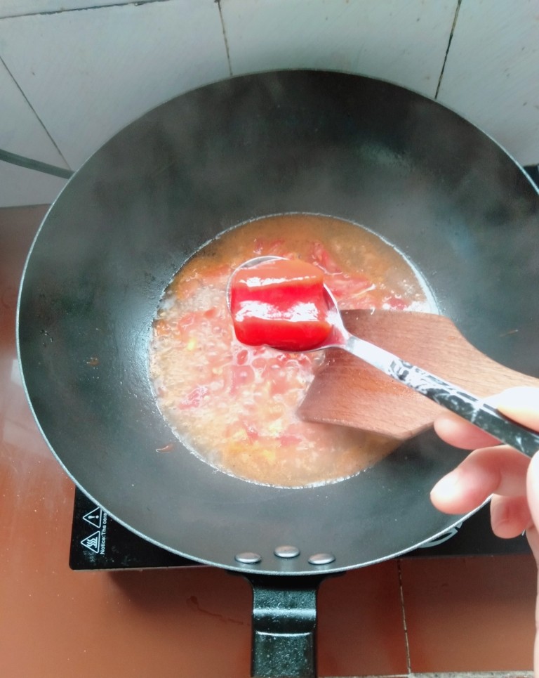 番茄米线,再倒入一碗水烧开，加入两勺番茄酱