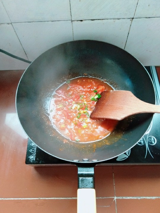 番茄米线,烧至汤汁浓稠，加适量盐，酱油调味，最后撒入葱花关火