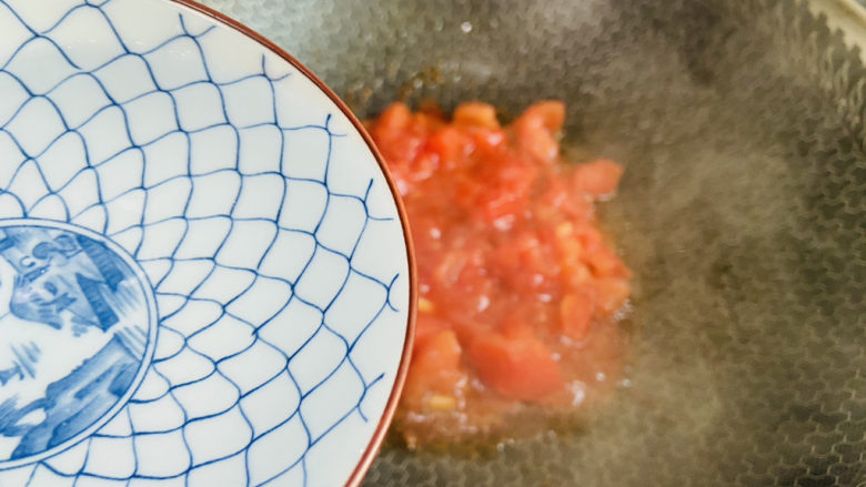 番茄米线,加入两碗热水大火烧开