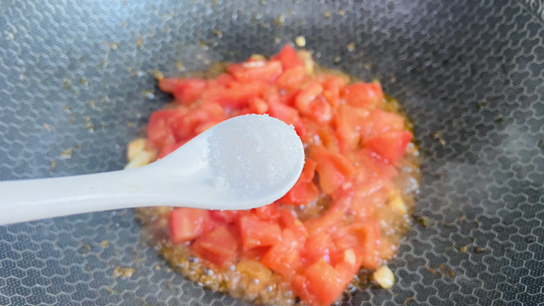 番茄米线,根据个人口味加入适量盐