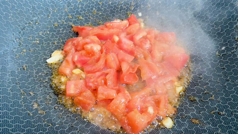 番茄米线,放入番茄翻炒出汁