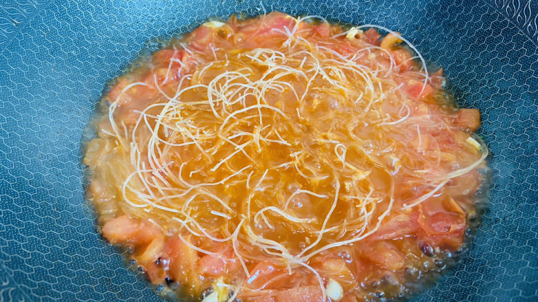 番茄米线,用筷子搅散煮熟