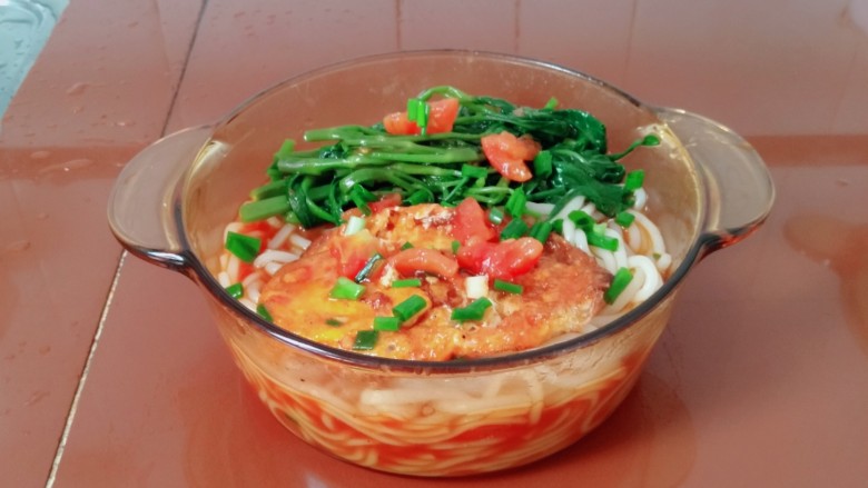 番茄米线,最后把煮好的番茄汤倒入装有米线的盆子里拌匀即可