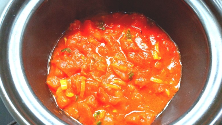 番茄米线,倒入砂锅中，