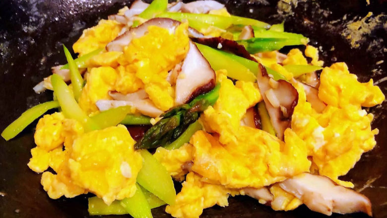 芦笋炒鸡蛋,炒至食材完全入味即可出锅享用