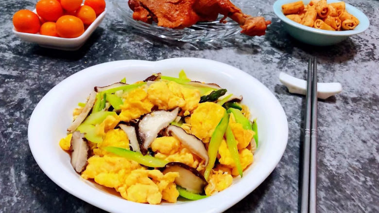 芦笋炒鸡蛋,也可以搭配烤鸡腿、水果、小吃一起吃别有一番滋味