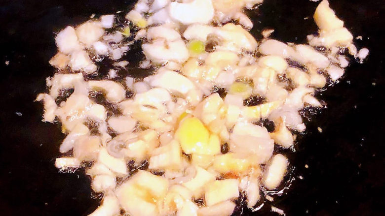 芦笋炒鸡蛋,锅中倒入底油加热放入蒜粒爆香