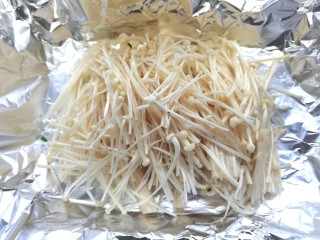 锡纸金针菇,锡纸放入烤盘底部刷一层油，放上金针菇