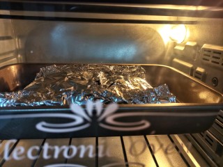 锡纸金针菇,放入预热好的烤箱，上下180烤15分钟