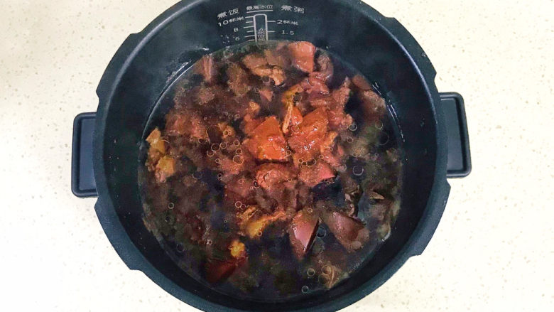 西红柿炖牛肉,高压锅启动牛肉程序，大约50分钟就可以煮好了