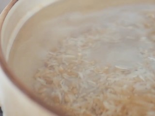 白米粥和七个小配菜,步骤一：白米糙米混合，洗干净后上锅熬制，大火烧沸转小火，熬制2-3个小时。