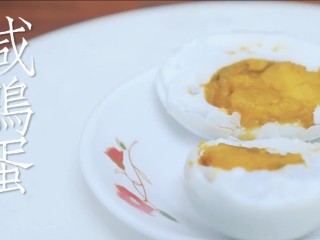 白米粥和七个小配菜,步骤六：咸鸭蛋对半切