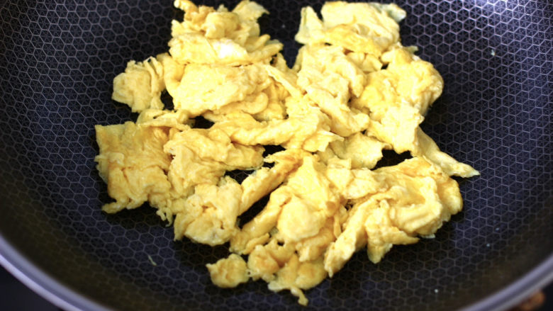芦笋炒鸡蛋,热油放入蛋液炒熟，盛出备用。