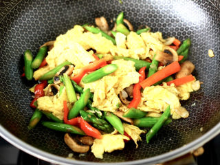 芦笋炒鸡蛋,最后加入炒熟的鸡蛋，翻炒均匀出锅。