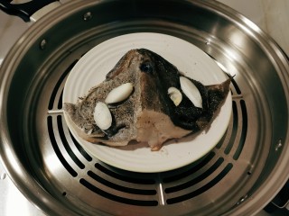 双椒鱼头,放上葱片上锅蒸8分钟。