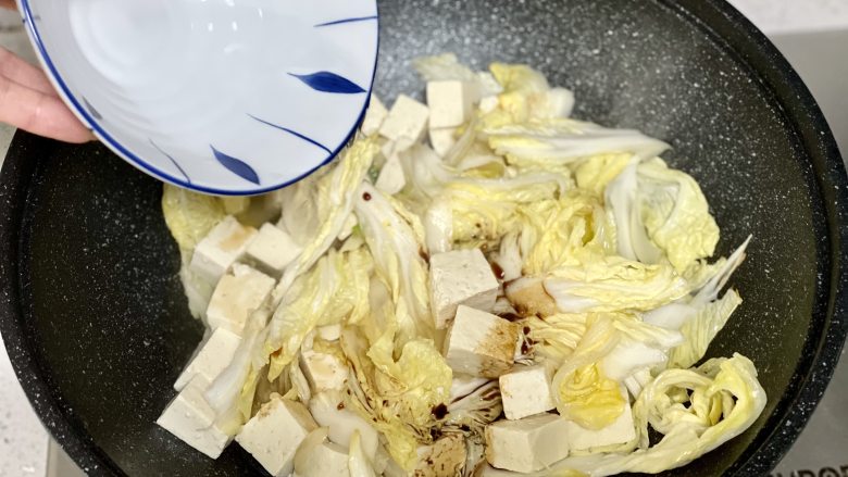 白菜炖豆腐，低脂、美味又健康,倒入一碗清水；