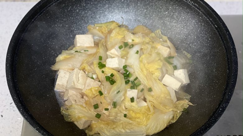 白菜炖豆腐，低脂、美味又健康,炖好后，撒上葱花，即可出锅。