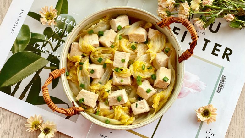 白菜炖豆腐，低脂、美味又健康,豆腐吸尽了白菜的鲜甜，清淡又可口。