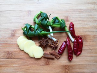 红烧烤麸,准备好小葱、生姜、八角、桂皮和干红辣椒。