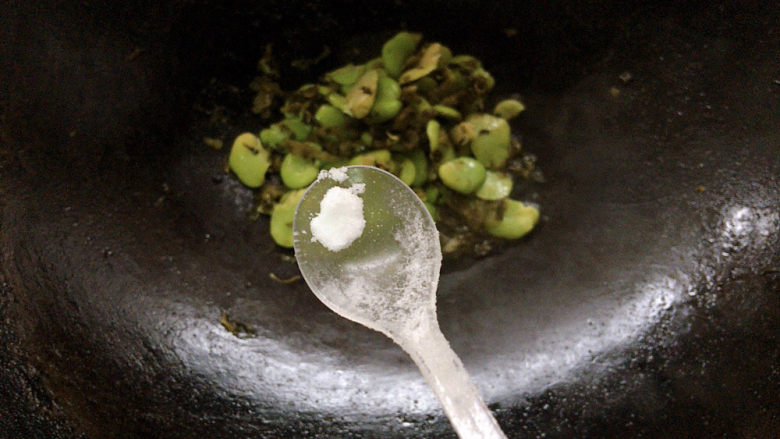 雪菜炒蚕豆,因为腌制的雪菜已经带咸味了，所以根据实际情况再酌情添加适量盐