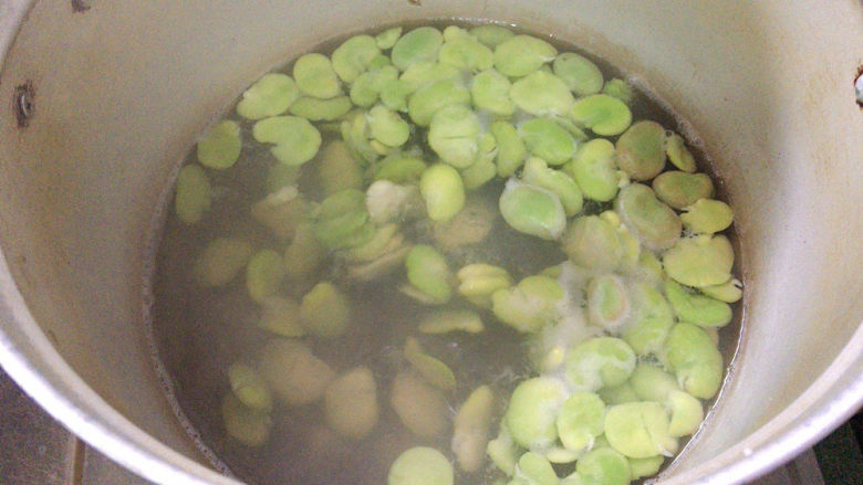 雪菜炒蚕豆,入沸水中汆烫去除豆腥味，同时便于快速烹饪