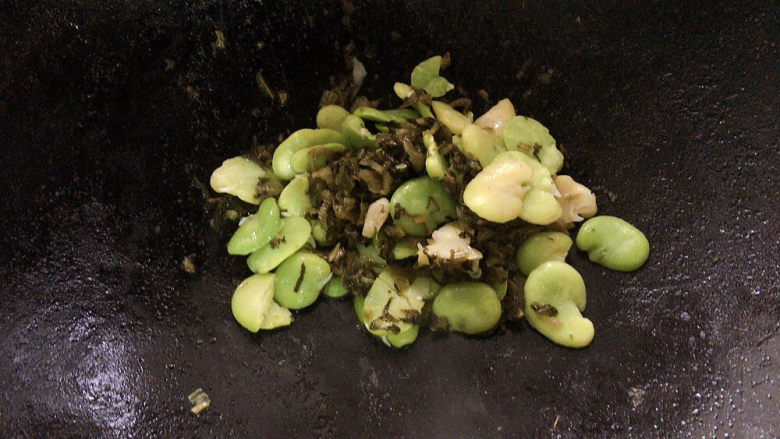 雪菜炒蚕豆,加入蚕豆仁翻炒至成熟，喜欢软一些的可加清水多焖煮一会儿