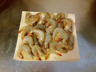 糖醋虾,放厨房纸巾上吸干水分。