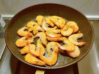 糖醋虾,起油锅放入食用油，油热后放入虾煎至两面变红色。