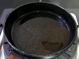 凉拌西葫芦,锅内加入油，烧至冒青烟