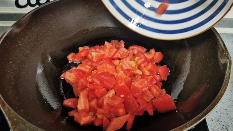 番茄米线,倒入油锅