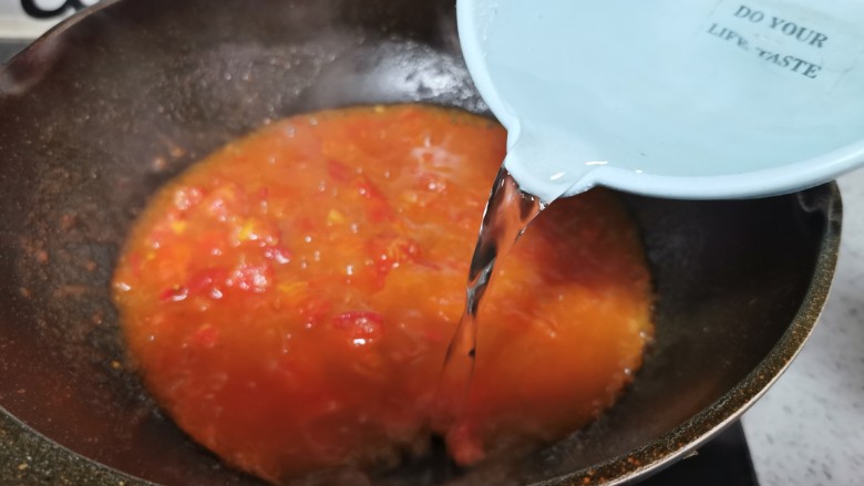 番茄米线,加入一碗水