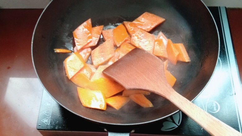 家常小炒肉,锅烧热放油先把胡萝卜炒两分钟