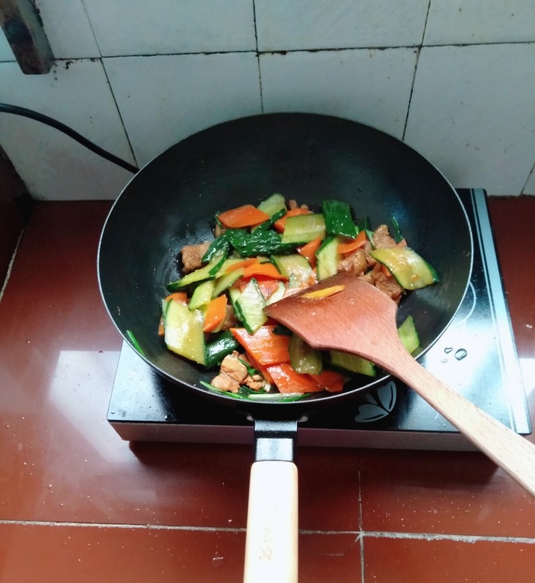 家常小炒肉,最后放入之前炒好的胡萝卜青瓜片