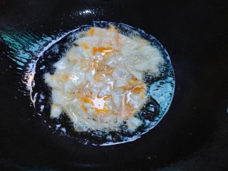 西葫芦炒鸡蛋,鸡蛋煎至成形后，捞出