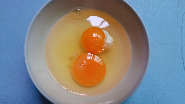 西葫芦炒鸡蛋,鸡蛋打入碗中（可打散）