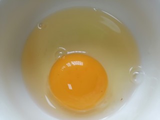 芦笋炒鸡蛋,将鸡蛋磕入碗中