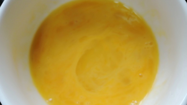 芦笋炒鸡蛋,将蛋液搅打均匀