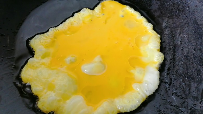 芦笋炒鸡蛋,锅内放油烧热倒入蛋液