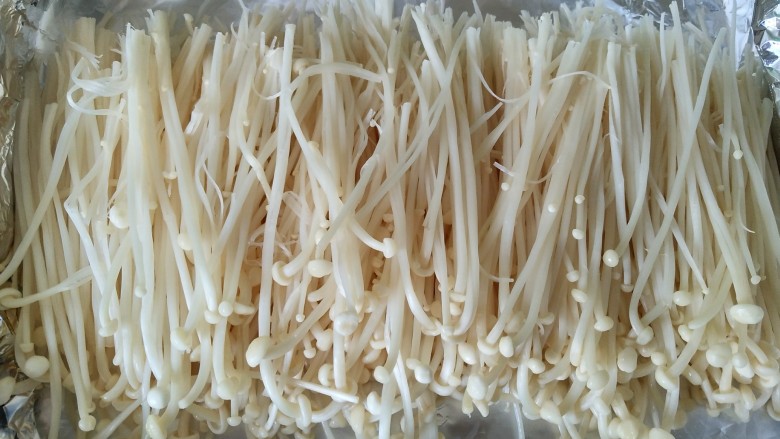 锡纸金针菇,泡好的金针菇装入锡纸叠好的容器中