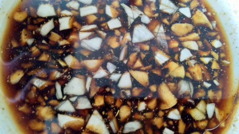 锡纸金针菇,汁中加点热油调匀