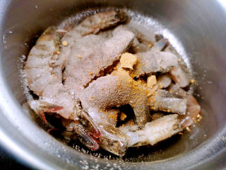 糖醋虾,生抽，胡椒粉，糖，盐，生姜粉，料酒放入收拾好的虾子里