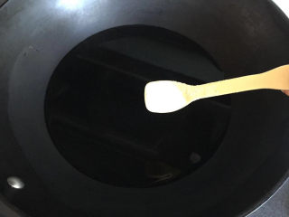芦笋炒鸡蛋,锅内水烧开加点盐