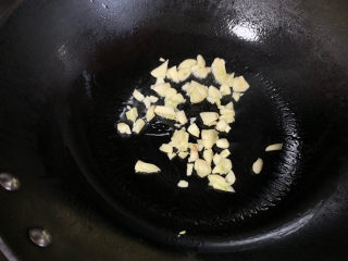 芦笋炒鸡蛋,锅内倒油，下入蒜末炒香